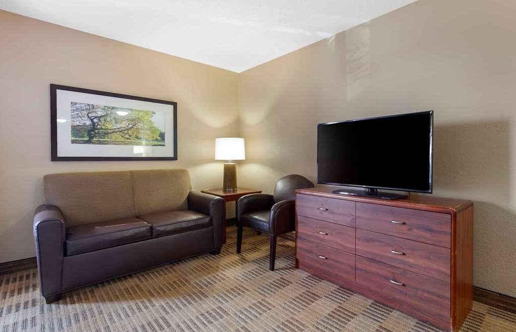 Extended Stay America Select Suites - Rockford - State Street Стая снимка