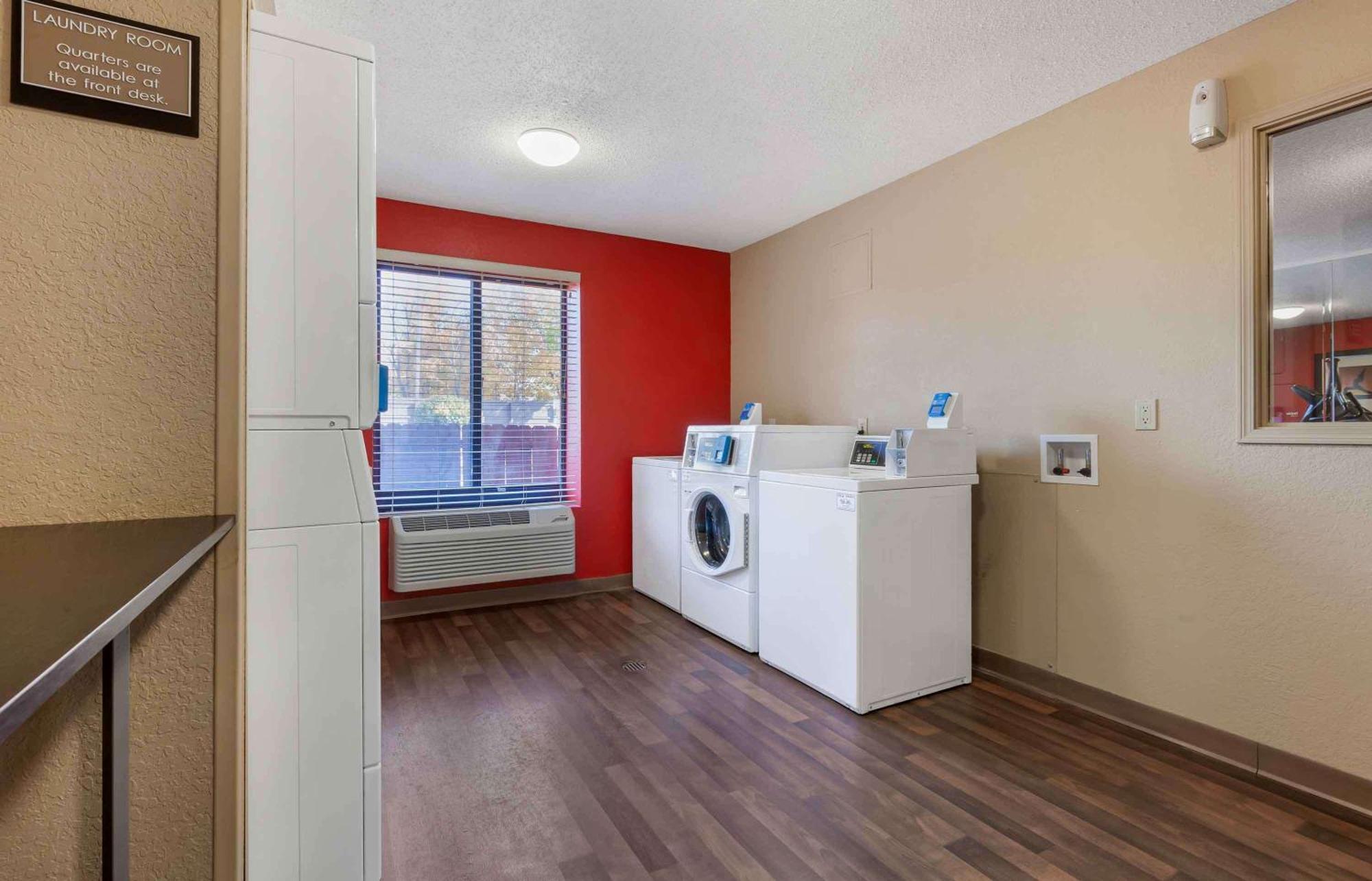 Extended Stay America Select Suites - Rockford - State Street Екстериор снимка