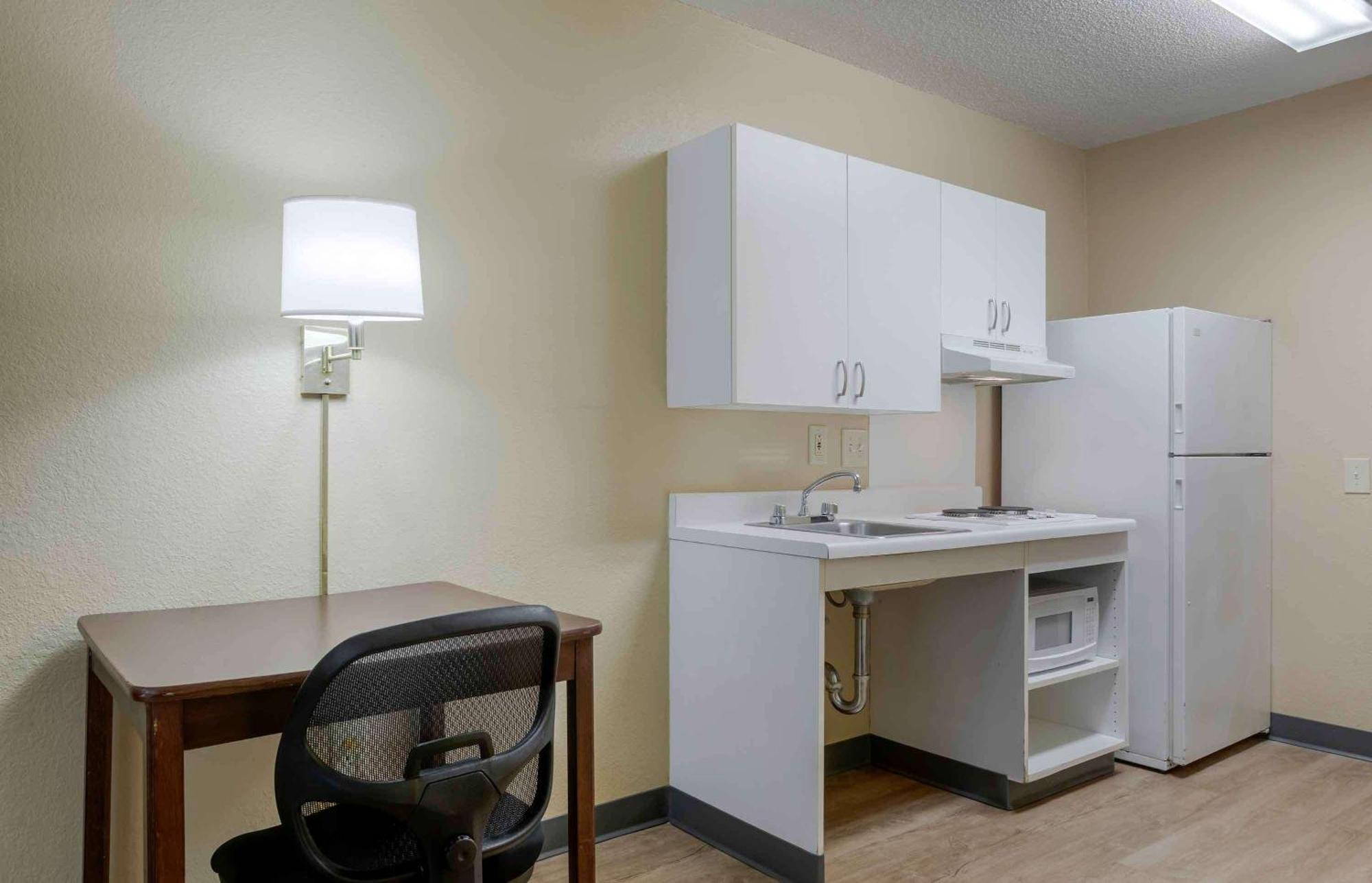Extended Stay America Select Suites - Rockford - State Street Екстериор снимка