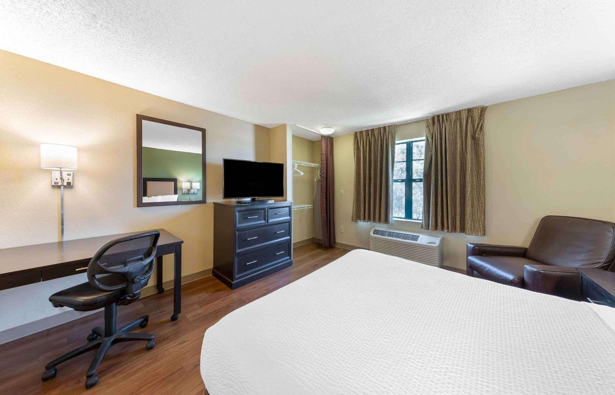 Extended Stay America Select Suites - Rockford - State Street Екстериор снимка