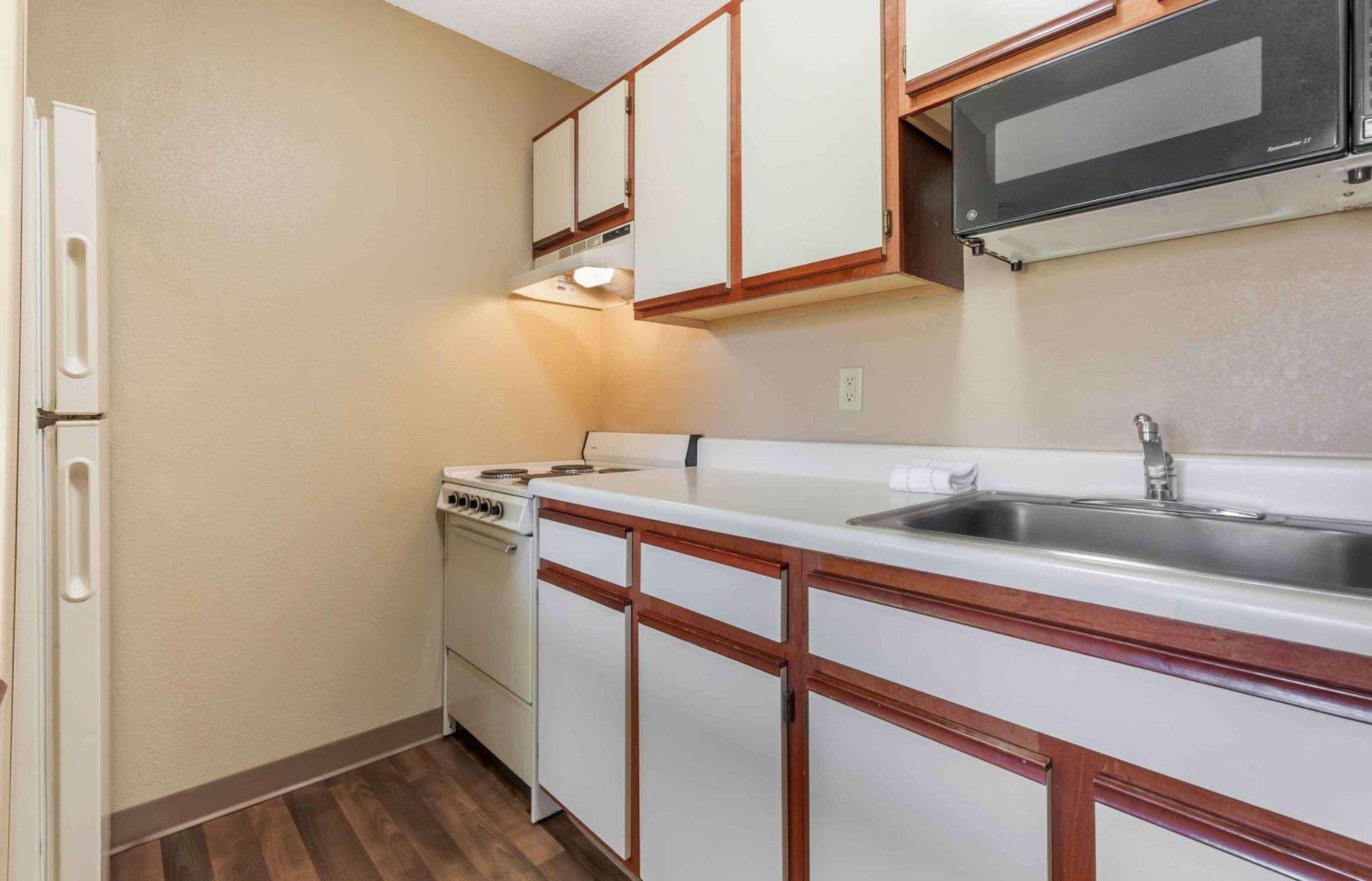 Extended Stay America Select Suites - Rockford - State Street Екстериор снимка