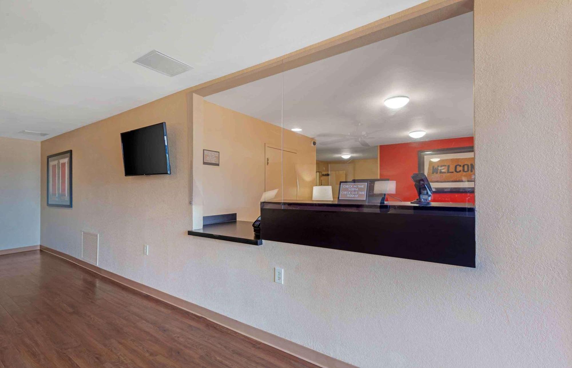 Extended Stay America Select Suites - Rockford - State Street Екстериор снимка