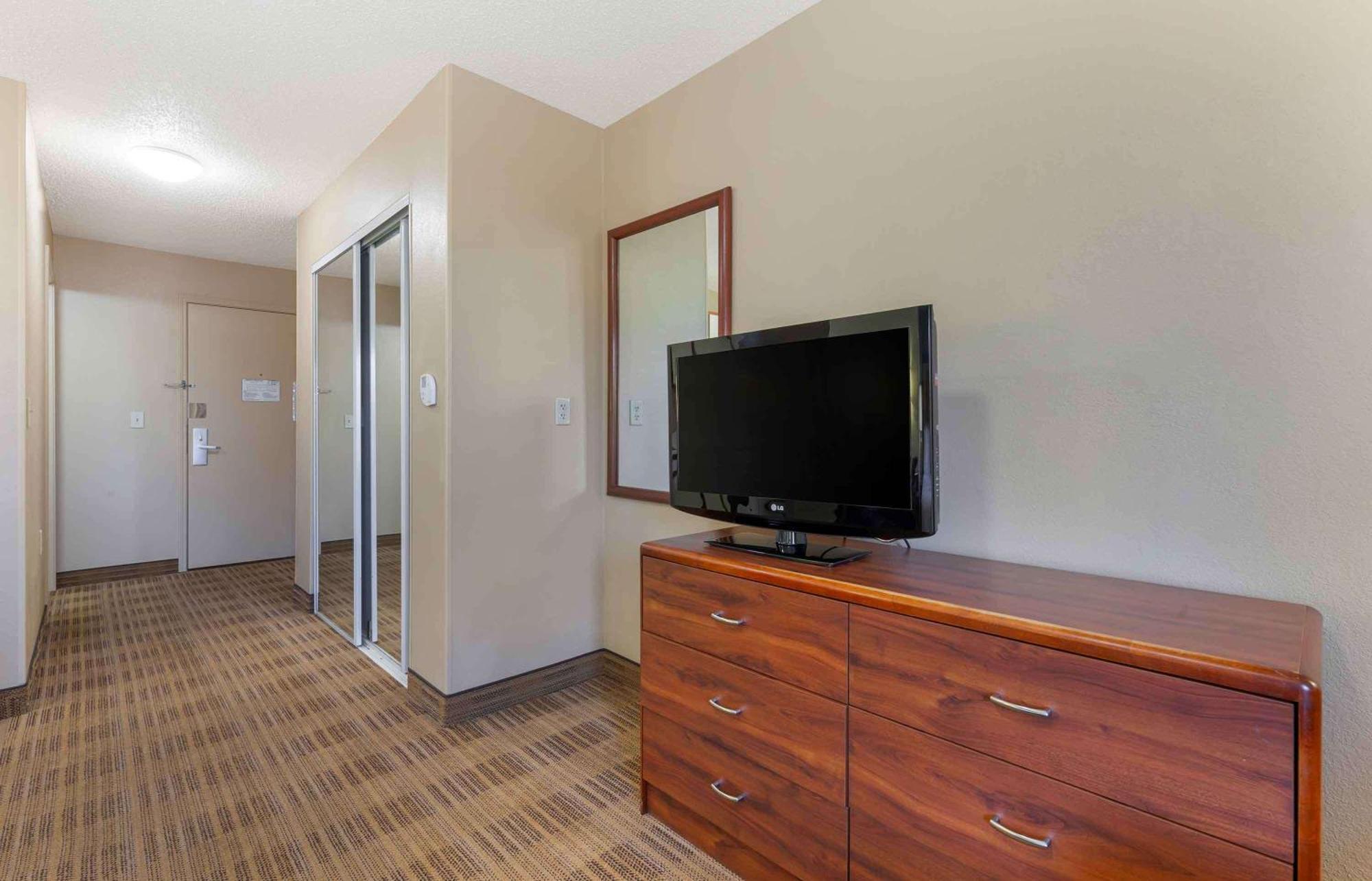 Extended Stay America Select Suites - Rockford - State Street Екстериор снимка